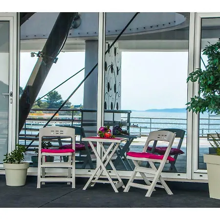 Daire Idro Directly At The Split